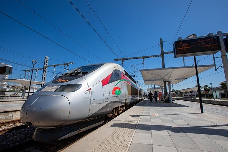 Quai de gare avec un train ONCF